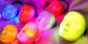 Verschiedene LED-Masken für Hautpflege und Problemlösungen.