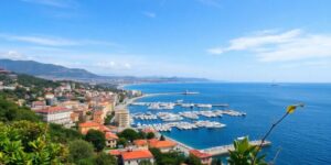 Blick auf die Küste von Izmir bei Sonnenuntergang.