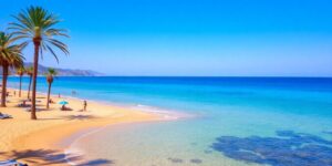 Wunderschöner Strand in Side mit klarem Wasser.