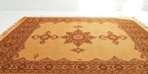 Handgewebter Teppich in eleganter, nachhaltiger Umgebung.