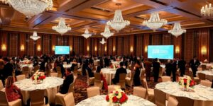 Elegante Gäste in glamourösen Outfits im Ballsaal.