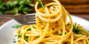 Leckere Rosmarin-Spaghetti auf einem Teller.