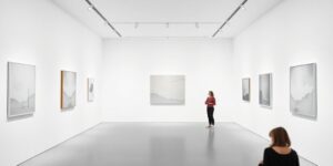 Minimalistische Kunstgalerie mit eleganten, zurückhaltenden Kunstwerken.