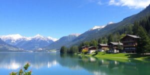 Alpenlandschaft in Kitzbühel mit Bergen und Hütten.