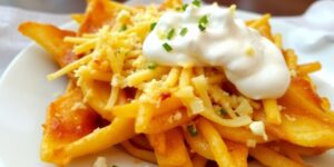 Heißer Lángos mit Knoblauch und Käse