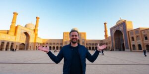 Kai Pätzmann in Usbekistan mit traditioneller Architektur.