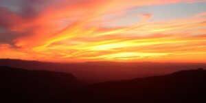 Magischer Sonnenuntergang über malerischer Landschaft