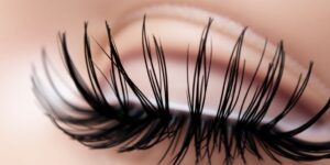 Frauenwimpern mit voluminöser Mascara
