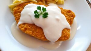 Jägerschnitzel mit Rahmsauce und Petersilie