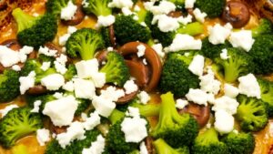 Brokkoli-Pilz-Auflauf mit Schafskäse im Ofen