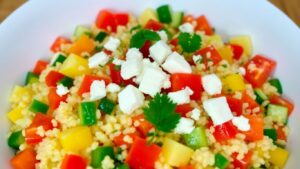 Griechischer Couscous mit Gemüse und Feta