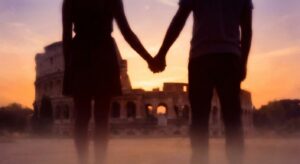 Silhouette eines Paares hält Händchen vor dem Kolosseum im Sonnenuntergang – romantisch-sympathisch, SEO-optimiert