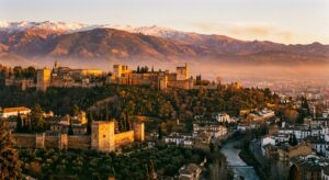 Alhambra vor der Kulisse der Sierra Nevada bei Sonnenuntergang