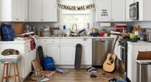 Eine unaufgeräumte Küche voller Geschirr, die das chaotische Leben mit Teenagern symbolisiert