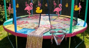 Symbolbild: Glamouröser Kleidungsstil auf Trampolin, symbolisch für Modebruch und Spaß