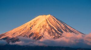 Ein Berggipfel im Sonnenlicht als Symbol für Frieden und Freiheit