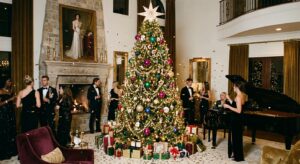 Prächtig geschmückter Weihnachtsbaum in luxuriösem Ambiente, der die Weihnachtsdekoration der Prominenten darstellt.