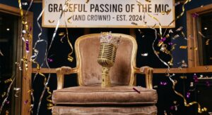 Goldenes Mikrofon auf königlichem Thron mit herabfallendem Konfetti, symbolisch für Podcast-Thronwechsel