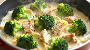 One-Pot-Pasta mit Brokkoli und Hähnchen in einem Topf