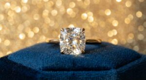 Funkelnder Diamantring symbolisch glamourös auf samtigem Kissen