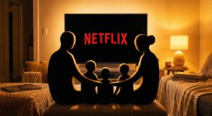 Symbolische stilisierte Familie vor einer Bildschirm‑Leinwand, gemütliche Wohnzimmer‑Atmosphäre