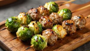 Rosenkohl und Hackfleischbällchen auf Spießen