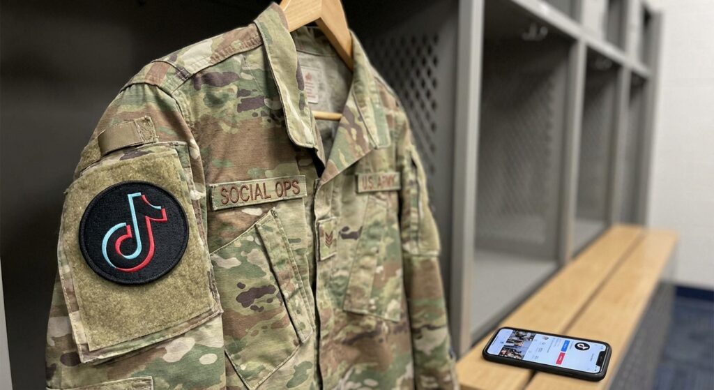Symbolbild eines Militärkombis mit TikTok-Emblem, das die Vermischung von Militärleben und Social Media Einfluss darstellt.