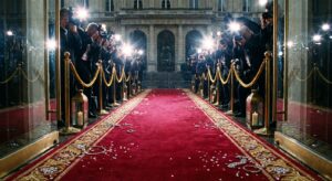 Glamouröser roter Teppich mit Blitzlichtern