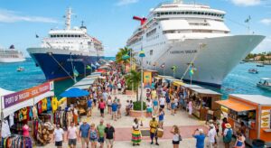 Lebhafter Kreuzfahrthafen mit Touristen und Schiffen