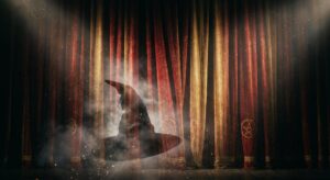 Vorhang fällt in schummrigem Theaterlicht mit verblassendem Zauberhut