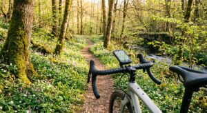 Fahrrad auf Waldweg im Frühling mit GPS-Gerät