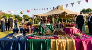 Farbenfrohe Modeinszenierung beim Königstag