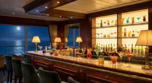 Kreuzfahrt-Bar mit Cocktails bei Nacht