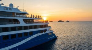 Kreuzfahrtschiff bei Sonnenuntergang auf dem Meer