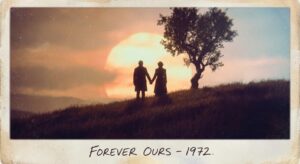 Silhouette eines Paares im Sonnenuntergang – nostalgische Romantik symbolisch