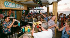 Eine lebhafte Kreuzfahrtbar mit verschiedenen Cocktails und fröhlichen Passagieren.