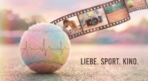 Symbolbild: Tennisball mit Herzschlagmotiv und Filmstreifen im Hintergrund