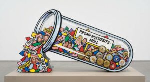 Symbolischer Box mit Erinnerungs‑Müll von Promi‑Hochzeit – skurril und popkulturell