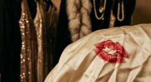 rote Lippenstiftspur auf edlem Stoff symbolisiert Beauty-Fauxpas auf dem Roten Teppich