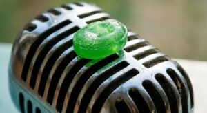 Symbolbild: Weiße Minze auf Mikrofon – skurriler TV-Moment
