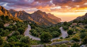 Serra de Tramuntana bei Sonnenuntergang auf Mallorca, ideal für Roadtrips