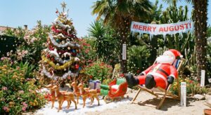Szenario: sommerlicher Garten mit Weihnachtsbaum, Lichterketten und Kunstschnee im August
