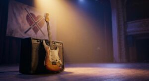 Vintage E‑Gitarre im warmen Spotlight, symbolisch für Pop‑Punk‑Musiker Tribut
