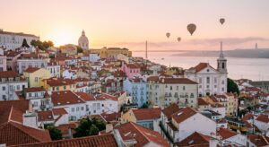 Romantische Aussicht auf Lissabon bei Sonnenaufgang