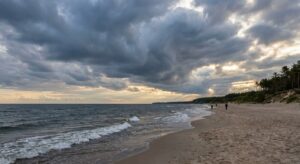 Strand und Wolken an der Ostsee